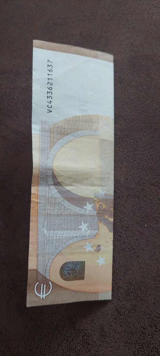 Elin gavuru boş durmuyor.

50 Euro'yu şekildeki gibi katladığınızda bakın ortaya ne çılıyor!