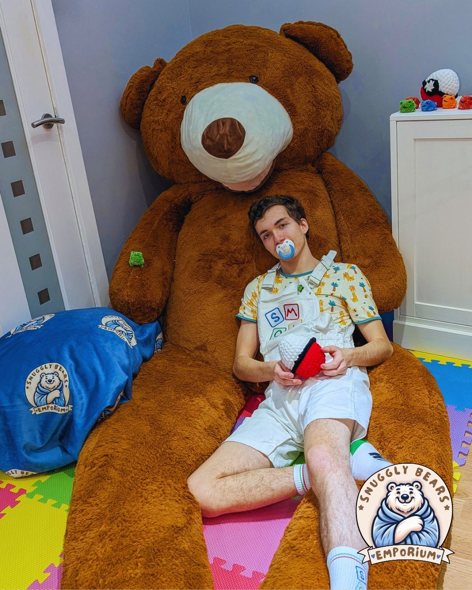 We had the sweetest visit from our little buddy Max 🧸💙
He met the giant @weepadded bear, coloured in, played with handmade plushies, and left fully SMOL’d up — bucket hat, shortalls, tee, socks, paci &amp; the cutest giraffe onesie 🦒✨
Pure cozy joy 💕