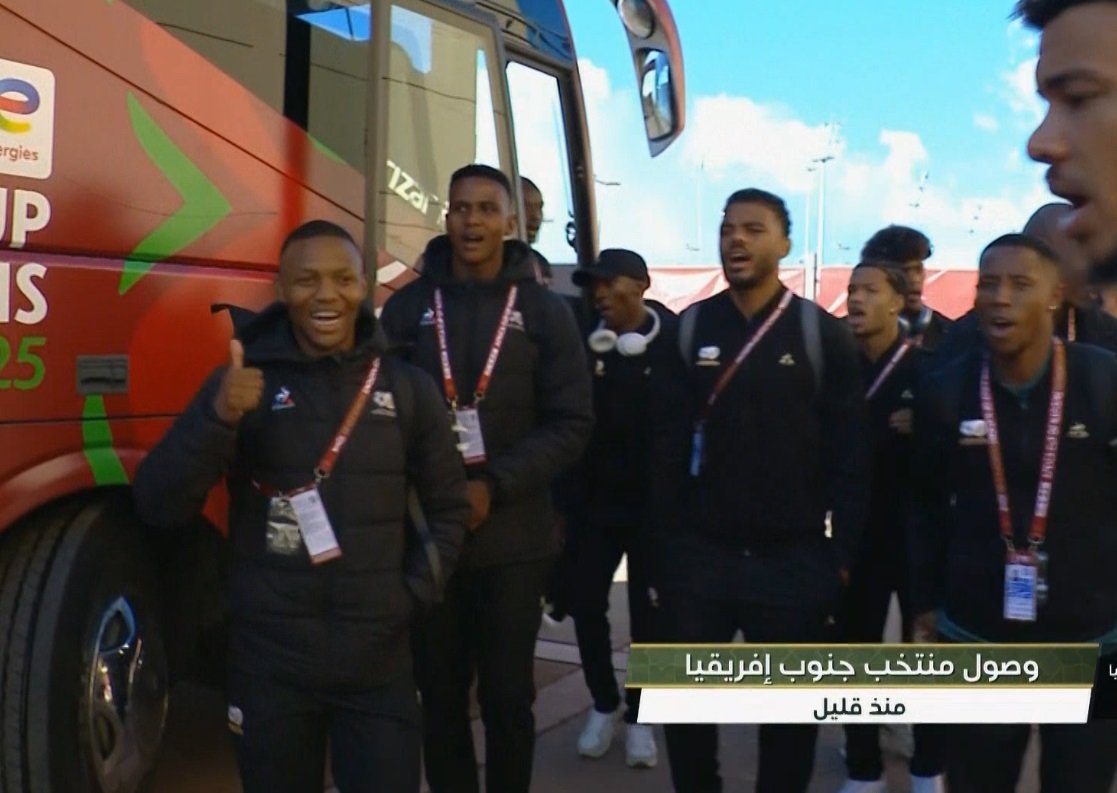 أبناء البافانا بافانا لا يحملون هم المباراة. دخول لاعبو منتخب جنوب إفريقيا ملعب المباراة بالرقص والغناء قبل مواجهة أنجولا 