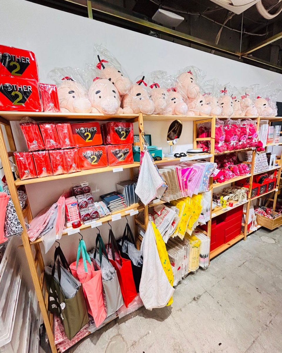 EarthBoundCafe's tweet image. 🌏 Ecco alcune immagini direttamente dalla nuova mostra/pop-up store Hobonichi I Regali di Mother!

📷 Sarà possibile visitarla e fare acquisti dal 18 dicembre al 25 gennaio presso @tobichi_1101

#EarthBound #Mother2 #Mother3 #Mother1 #Nintendo #マザー2 #Hobonichi