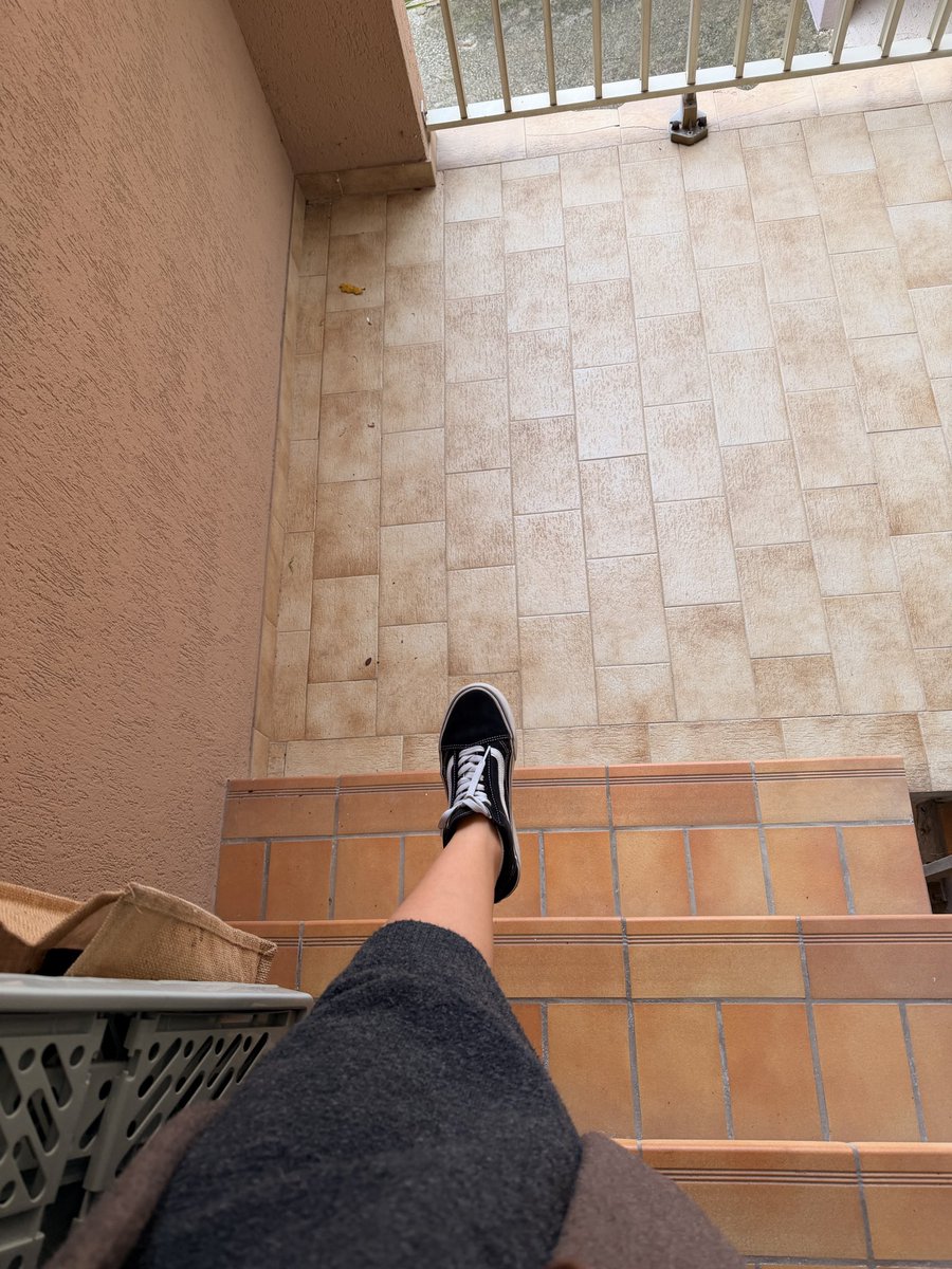 Иду без колготок на улицу. Как же снова хорошо.