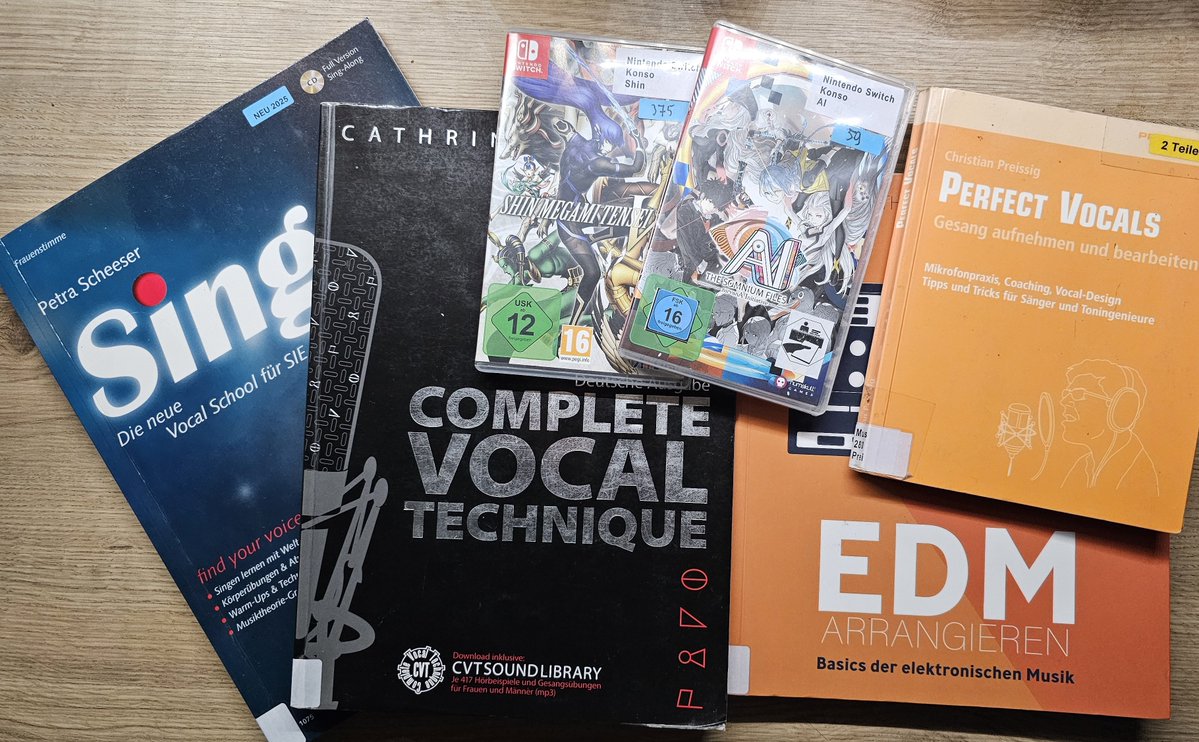 1. MINISO-Haul (musste mich beim Zootopia-Merch echt zurückhalten)

und

2. Bibliotheks-Haul (inklusive Buch über Gesangstechnik von the one and only Petra Scheeser)