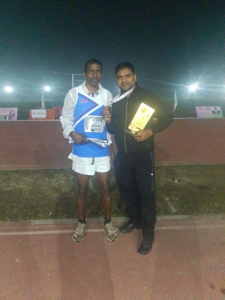 dgafms_mod's tweet photo. Sep (Chef) Sonaram Hessa secured 1st position in the 145 km All India Marathon Run at Lucknow, completing the demanding course in 12 hours among 250 participants. He was felicitated by Lt Gen Shivinder Singh, Comdt #AMC C & C, OIC Records and Col Comdt #AMC. The performance reflects outstanding physical endurance, mental resilience and strict self-discipline, exemplifying the high standards of professionalism and sporting excellence upheld by the #AMC. 

@adgpi 
@SpokespersonMoD
@indiannavy 
@IAF_MCC 
@artrac 
@suryacommand
@HQ_IDS_India
@PIB_India

#AFMS #AMC
#MilitaryFitness #Endurance #SportsExcellence #PrideOfAMC