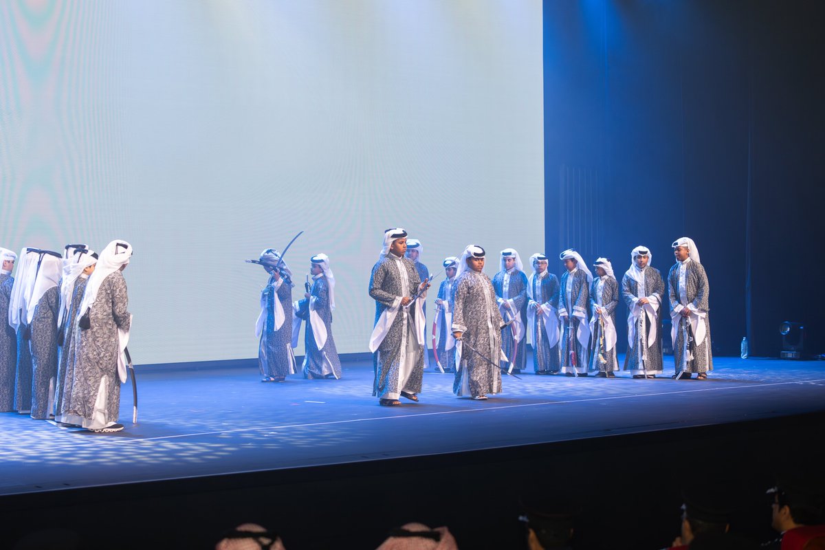 MOI_Qatar's tweet photo. تنظم وزارة الداخلية، ممثلة في إدارة المؤسسات العقابية والإصلاحية، فعاليات الأسبوع الخليجي الموحّد للنزيل 2025، تحت شعار “نحو طريق الإصلاح”، خلال الفترة من 22 إلى 25 ديسمبر 2025.

وانطلقت فعاليات الأسبوع بحفل افتتاح أقيم على مسرح “يو فينيو”، بحضور اللواء محمد جاسم السليطي مدير عام الأمن العام، واللواء ناصر محمد عيسى السيد مدير إدارة المؤسسات العقابية والإصلاحية، إلى جانب عدد من مديري الإدارات بوزارة الداخلية وممثلي الجهات المشاركة.

وتضمن حفل الافتتاح عرضًا مسرحيًا تناول حياة النزيل، وأبرز برامج الرعاية والتأهيل المقدمة لإعادة دمجه في المجتمع، فيما تتواصل فعاليات الأسبوع من خلال معرض توعوي في مجمع فيلاجيو التجاري، يستعرض إبداعات النزلاء ومهاراتهم الحرفية والفنية، ويستمر حتى 25 ديسمبر الجاري، يوميًا من الساعة 10 صباحًا وحتى 10 مساءً. #الداخلية_قطر