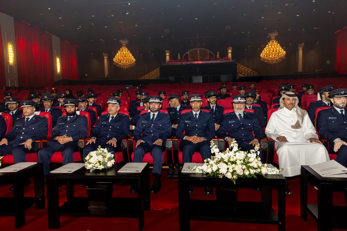 MOI_Qatar's tweet photo. تنظم وزارة الداخلية، ممثلة في إدارة المؤسسات العقابية والإصلاحية، فعاليات الأسبوع الخليجي الموحّد للنزيل 2025، تحت شعار “نحو طريق الإصلاح”، خلال الفترة من 22 إلى 25 ديسمبر 2025.

وانطلقت فعاليات الأسبوع بحفل افتتاح أقيم على مسرح “يو فينيو”، بحضور اللواء محمد جاسم السليطي مدير عام الأمن العام، واللواء ناصر محمد عيسى السيد مدير إدارة المؤسسات العقابية والإصلاحية، إلى جانب عدد من مديري الإدارات بوزارة الداخلية وممثلي الجهات المشاركة.

وتضمن حفل الافتتاح عرضًا مسرحيًا تناول حياة النزيل، وأبرز برامج الرعاية والتأهيل المقدمة لإعادة دمجه في المجتمع، فيما تتواصل فعاليات الأسبوع من خلال معرض توعوي في مجمع فيلاجيو التجاري، يستعرض إبداعات النزلاء ومهاراتهم الحرفية والفنية، ويستمر حتى 25 ديسمبر الجاري، يوميًا من الساعة 10 صباحًا وحتى 10 مساءً. #الداخلية_قطر