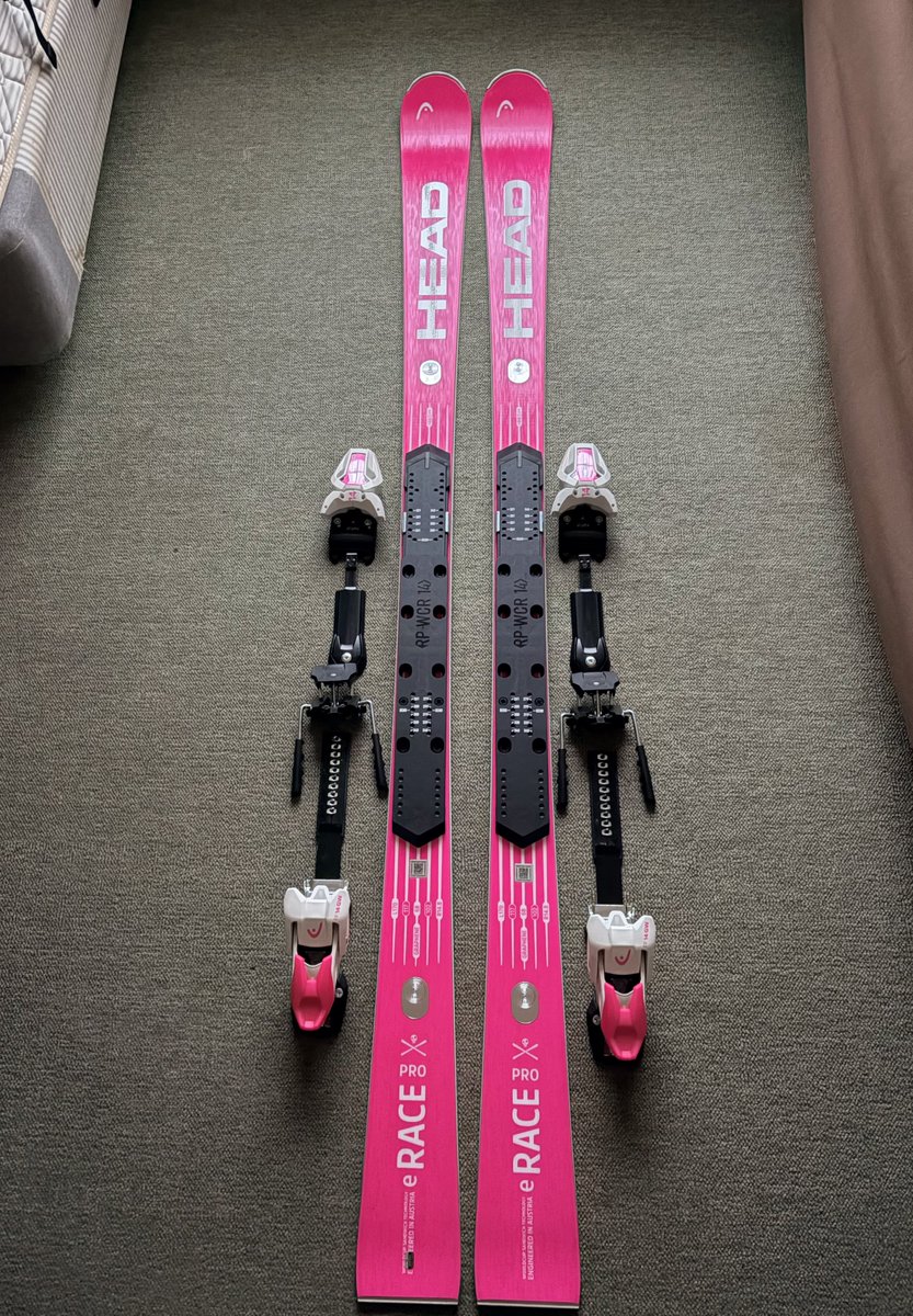 日本にないレース板… 担いで持ってきた。 HEADスキー75周年記念