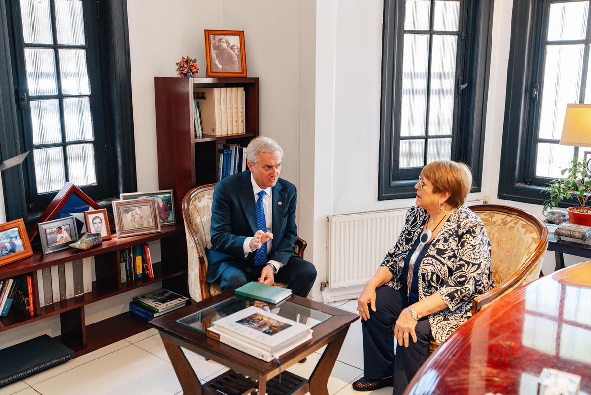Presidente electo José Antonio Kast se reunió hoy lunes con la ex Presidenta Michelle Bachelet. Kast viaja esta tarde a Quito, Ecuador, donde se reunirá mañana martes con el presidente Daniel Noboa para conversar sobre crisis migratoria y seguridad.