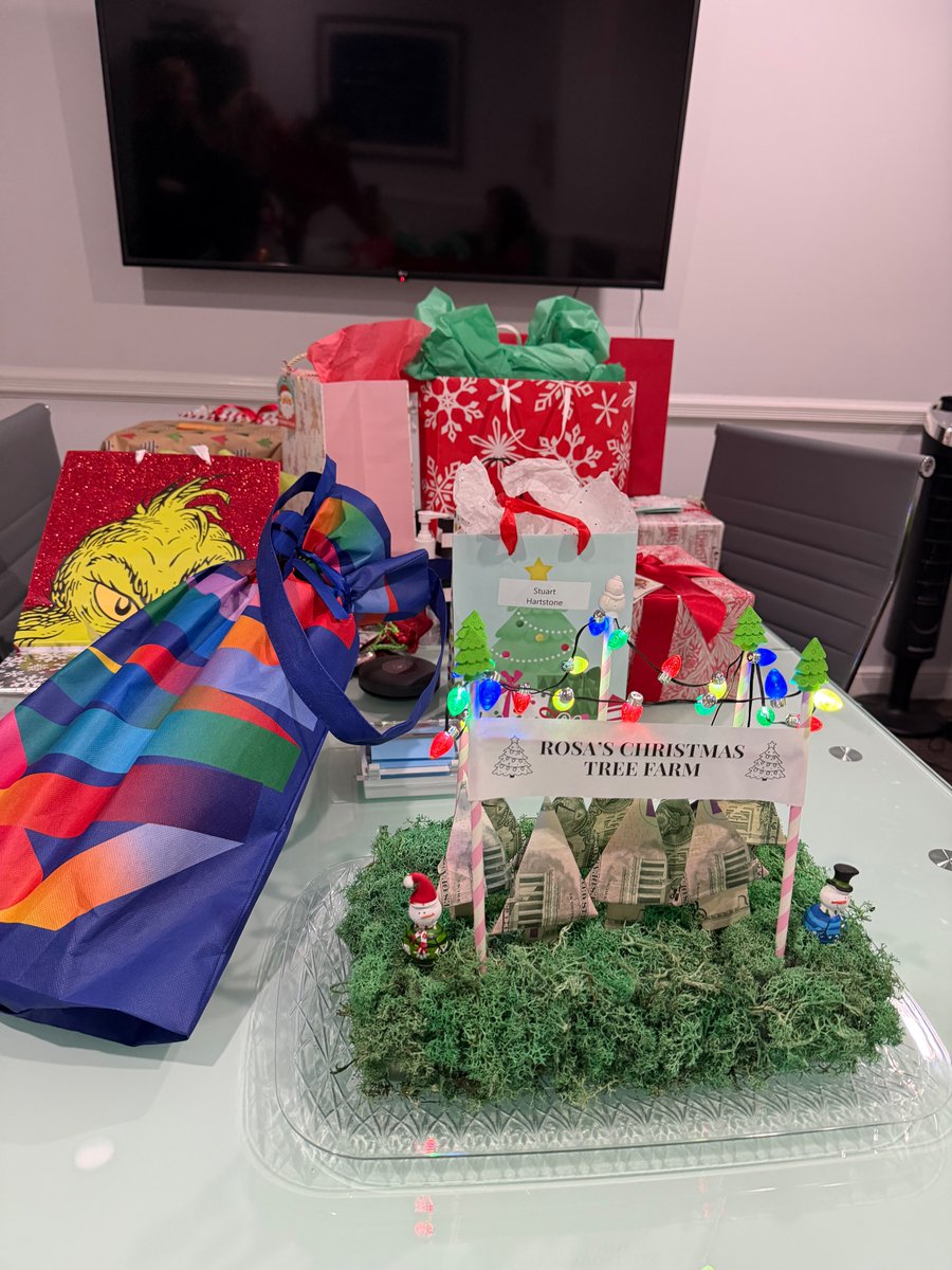 TurnpikeLaw's tweet image. Office Secret Santa success!🌲🕎 Lots of smiles shared and a little holiday fun with a great team.❄️

#HappyHolidays #SecretSanta #PikeandLustig #TrialAttorneys