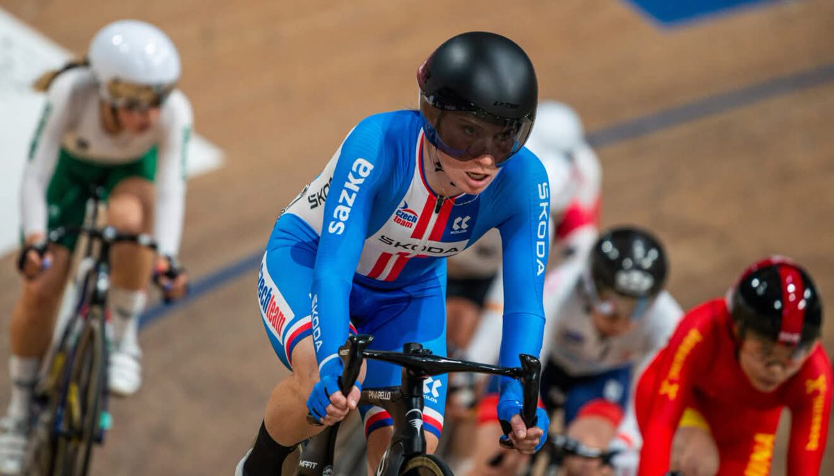 🚴‍♀️ Jarmila Machačová uzavřela mimořádnou cyklistickou kariéru 👏
Mistryně světa, držitelka desítek domácích titulů a dlouholetá opora DUKLY PRAHA se rozloučila stylově - skvělými výsledky i uličkou slávy 🥳 
V Dukle zůstává v nové roli na zahraničním oddělení 🍀

📸 Jan Brychta