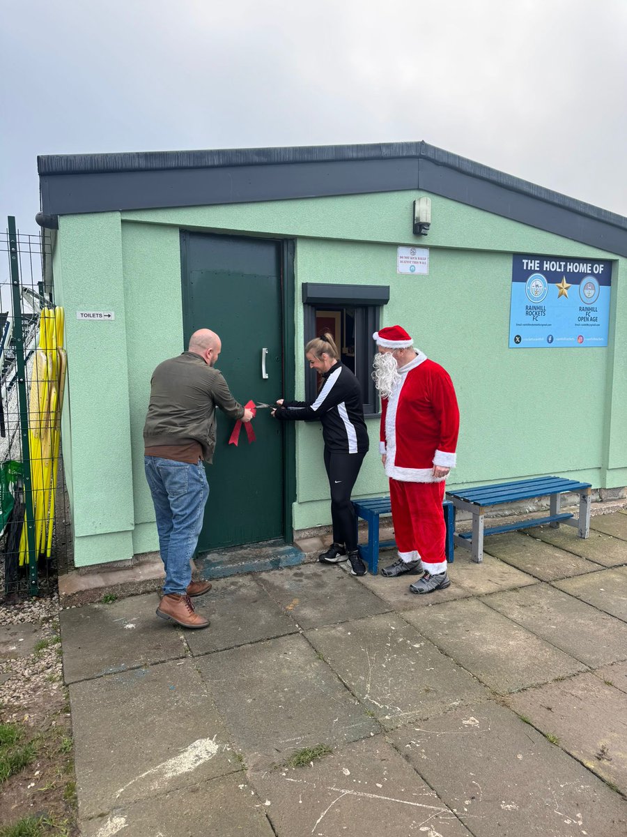 Liverpool_CFA's tweet image. Christmas came early to open @rocketsrainhill NEW Howdens Kitchens this weekend! A great morning with the club and Rainhill Parish Council👏🏼🐓

Another one of our club’s benefiting from The Howden’s Game Changer Programme!