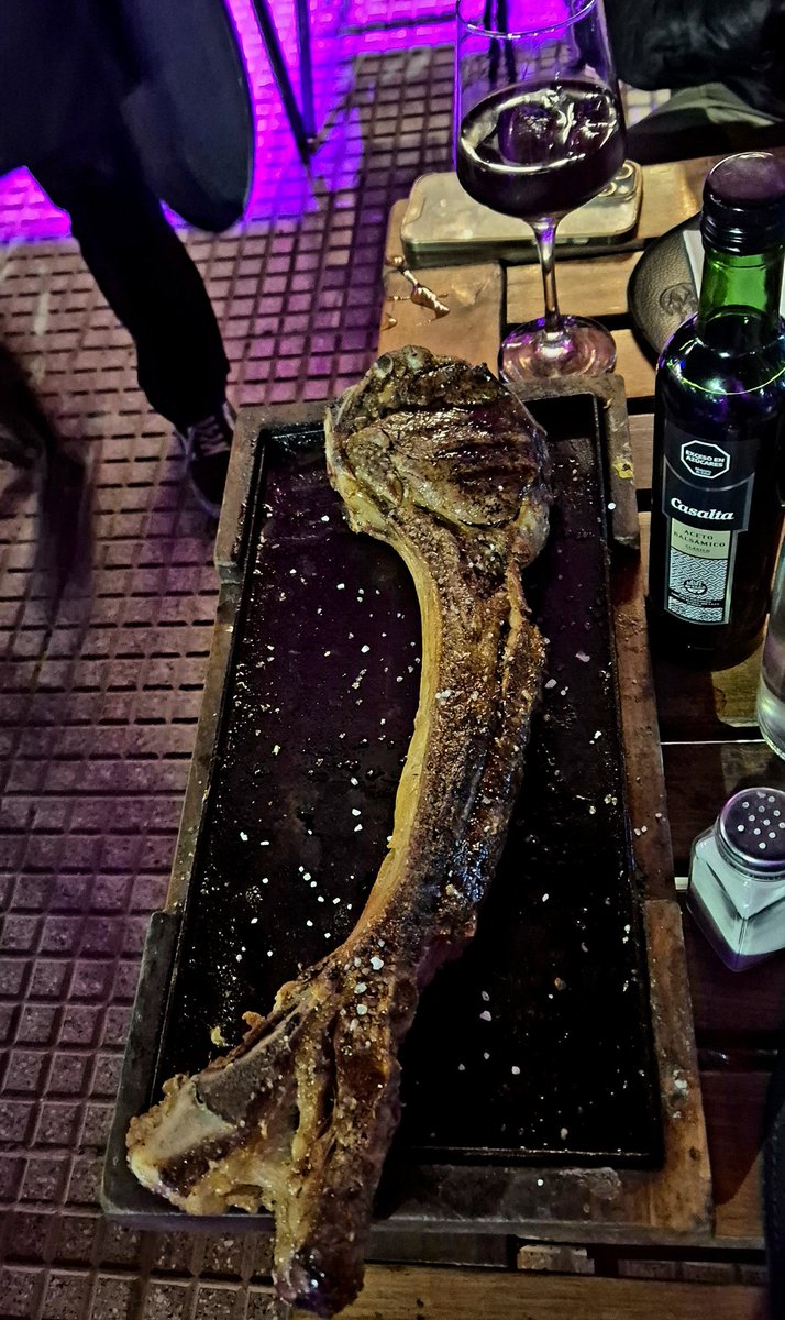 Van_Diemen_'s tweet photo. Tomahawk showdown 🥩
Argentina vs Paraguay..
🇦🇷 (Mendoza, left) 
🇵🇾 (Asunción, right)
Quality: 🇦🇷 5/5 - 🇵🇾 5/5
Taste: 🇦🇷 4.5/5 - 🇵🇾 5/5 (juicier)
Size: 🇦🇷 500g (long) - 🇵🇾 600g (thick)
Presentation: 🇦🇷 5/5 - 🇵🇾 4/5
Price USD: 🇦🇷 $26 - 🇵🇾 $19
Gun to my head..🔫 🥁 
Paraguay, JUST! https://t.co/0H8eSCPRAx