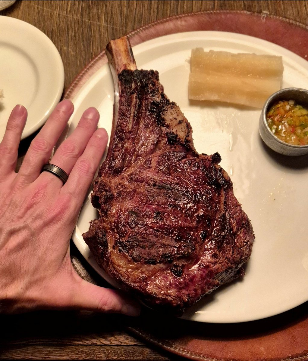 Tomahawk showdown 🥩
Argentina vs Paraguay..
🇦🇷 (Mendoza, left) 
🇵🇾 (Asunción, right)
Quality: 🇦🇷 5/5 - 🇵🇾 5/5
Taste: 🇦🇷 4.5/5 - 🇵🇾 5/5 (juicier)
Size: 🇦🇷 500g (long) - 🇵🇾 600g (thick)
Presentation: 🇦🇷 5/5 - 🇵🇾 4/5
Price USD: 🇦🇷 $26 - 🇵🇾 $19
Gun to my head..🔫 🥁 
Paraguay, JUST!