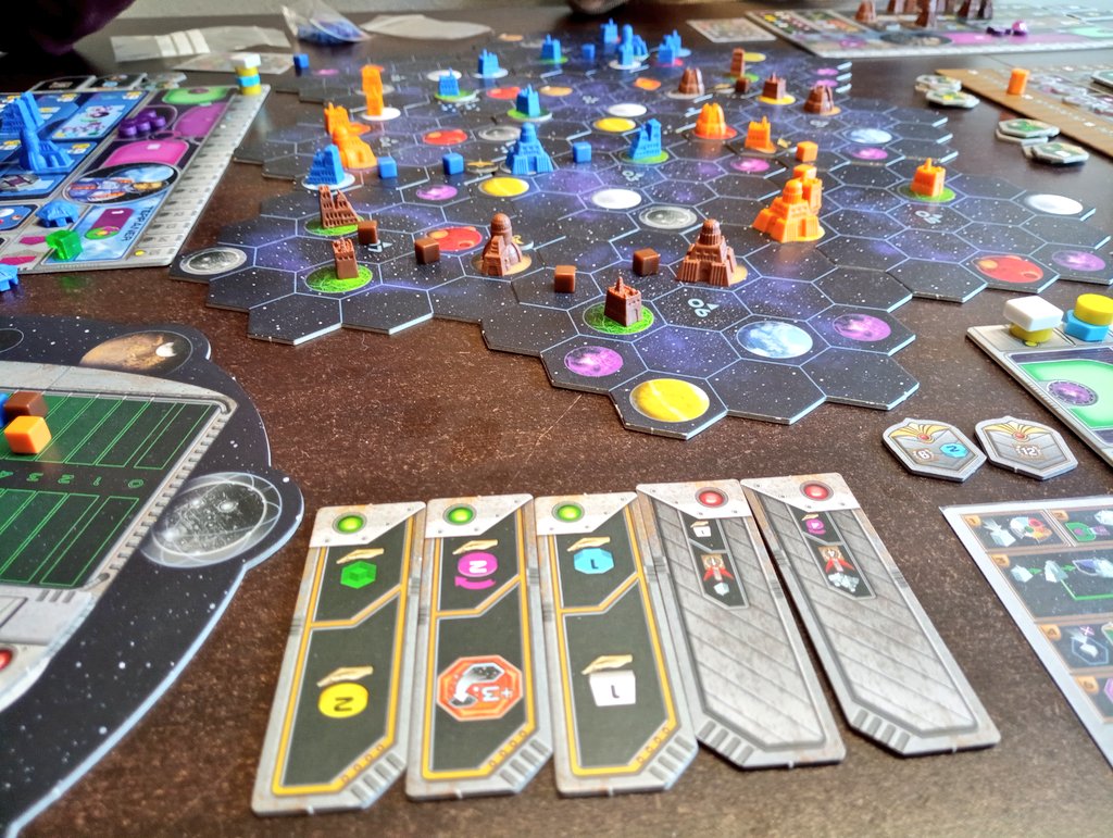 Sr_Gambitero's tweet image. En estas fechas navideñas siempre suele caer una partida al gran #GaiaProject. Pepinaco absoluto! Partida 3 y victoria de un servidor con los Geodens. Se me han frito unas cuantas neuronas, pero ha valido la pena