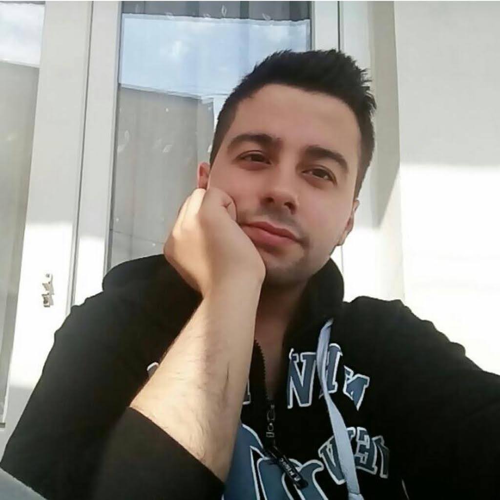 Bakın bu abim HALİS YILMAZ.

Devletin düzenli olarak denetlediği fabrikada üretilen kaçak barut yüzünden, yapılan usulsüzler yüzünden 6 arkadaşıyla can verdi.

Daha cenazesi bile bulunmadan katillere Cumhurbaşkanı <a href="/RTErdogan/">Recep Tayyip Erdoğan</a> talimatıyla moral yemeği verildi.

Denetçiler dahil