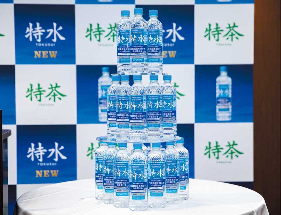 ■発売初週の販売数は計画比1.5倍と好発進
■無味無臭で飲用シーンを選ばず、若年層や女性にも浸透

「体脂肪を減らすのを助ける」とうたうトクホ（特定保健用食品）の「特茶」ブランドに仲間入りを果たした「水」が人気を集めています。
xtrend.nikkei.com/atcl/contents/…