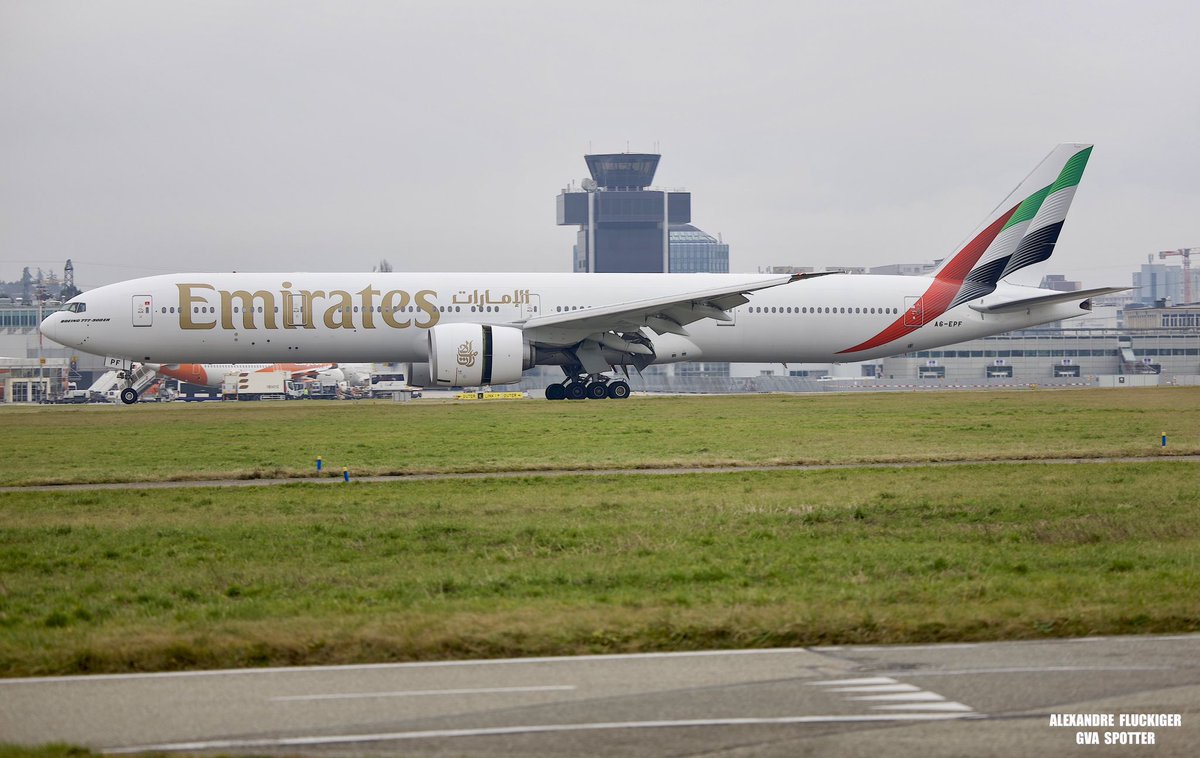 Une nouvelle journée bien maussade et grise,j déteste ce brouillard 😤
Air China 🇨🇳 / B-1081
Kuwait Airways 🇰🇼 / 9K-APM
Air Canada 🇨🇦 / C-GFAH
Emirates 🇦🇪 / A6-EPF 
GVA 22-12-2025 🇨🇭
<a href="/airchina/">Air China</a> <a href="/KuwaitAirways/">Kuwait Airways</a> <a href="/AirCanada/">Air Canada</a> <a href="/emirates/">Emirates</a> <a href="/GeneveAeroport/">Genève Aéroport</a>