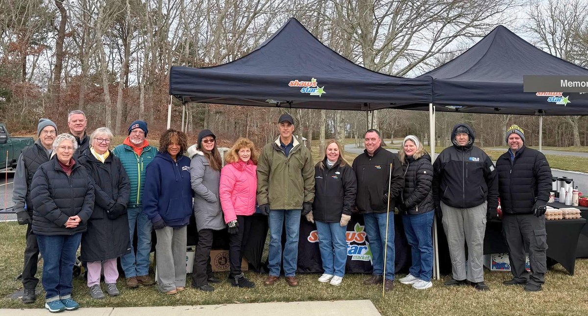 shaws's tweet image. This holiday season our team members came together to honor veterans at Wreaths Across America events across New England. 

Shaw’s and Star Market Veterans Associate Resource Group and team members joined veterans and their families to participate in this annual tradition.