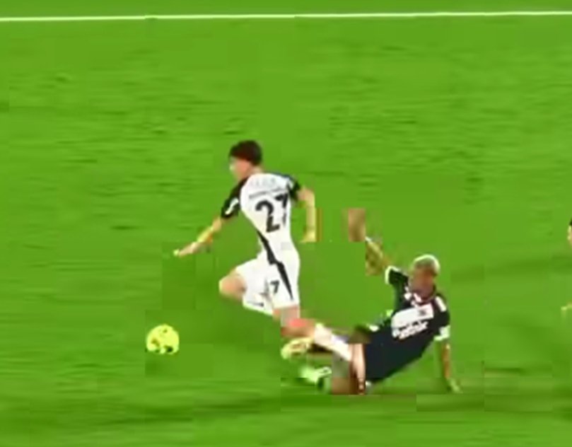 Ninguém falou disso. 
A maioria dos jogadores de hj em dia teria caído com essa entrada no lance do gol do Corinthians. Mas o Bidon viu e acreditou na possibilidade do contra ataque!