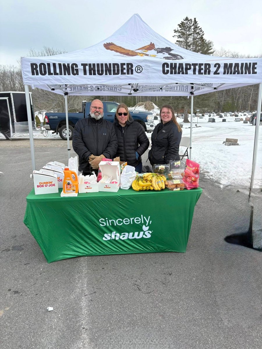 shaws's tweet image. This holiday season our team members came together to honor veterans at Wreaths Across America events across New England. 

Shaw’s and Star Market Veterans Associate Resource Group and team members joined veterans and their families to participate in this annual tradition.