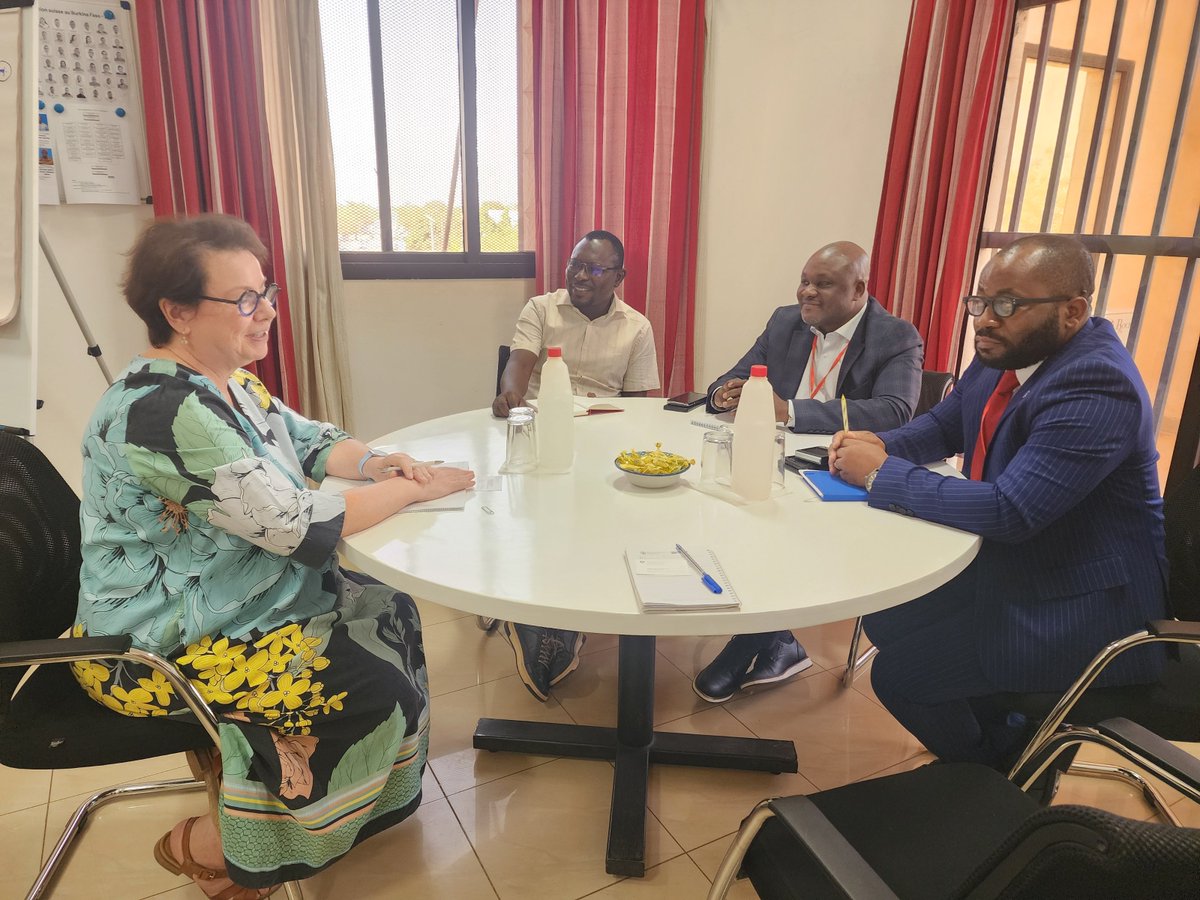 FAOBurkinaFaso's tweet image. #Coopération | Le Représentant de @FAOBurkinaFaso a effectué une visite de courtoisie à la Cheffe de coopération #suisse. 
Les échanges ont porté sur le renforcement du partenariat entre les deux institutions, notamment dans le domaine des systèmes alimentaires au Burkina Faso.