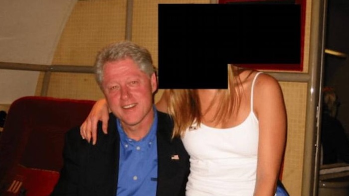 Archivo Epstein de pedofilia con nombres tachados y fotos censuradas
Víctimas del delincuente sexual Jeffrey Epstein expresaron su indignación el sábado,  después de que se publicara un esperado conjunto... queenslatino.com/caso-epstein-f… via <a href="/QueensLatino/">QueensLatino.com</a>