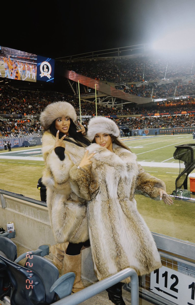 ash_kaashh's tweet image. Dressed like our man moving crack in the 80’s