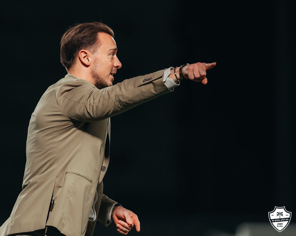 🟢📋| تشكيلة #الأهلي أمام الشرطة العراقي:

عبدالرحمن الصانبي
علي مجرشي 
روجر ايبانيز 
ميريح ديميرال 
ماتيو دامس 
فالنتين أتانجانا 
زياد الجهني
فهد الرشيدي
ماتيوس غونسالفيس
ويندرسون جالينو
آيفان توني