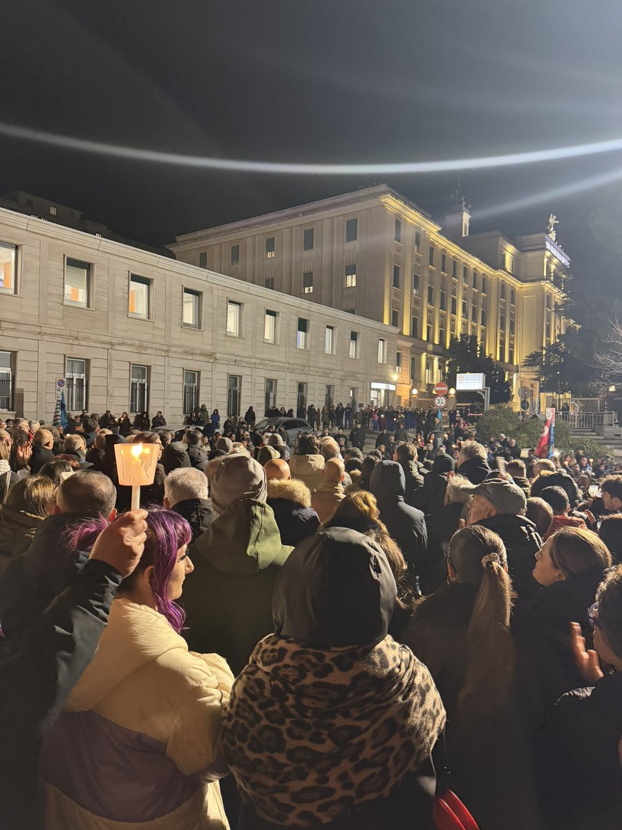Giovmas's tweet image. Fiaccolata per #casasollievodellasofferenza. Uniti per difendere l’Ospedale di San Pio
