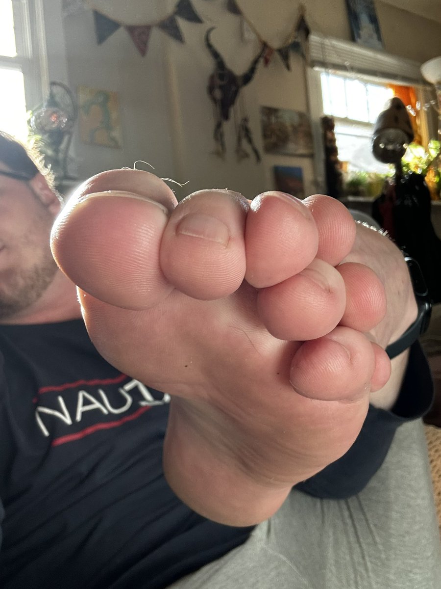 mixterft's tweet photo. someone say Christmas time? ๐งฆ #cozy #holidaze #feet https://t.co/vi6sVtU0p7
