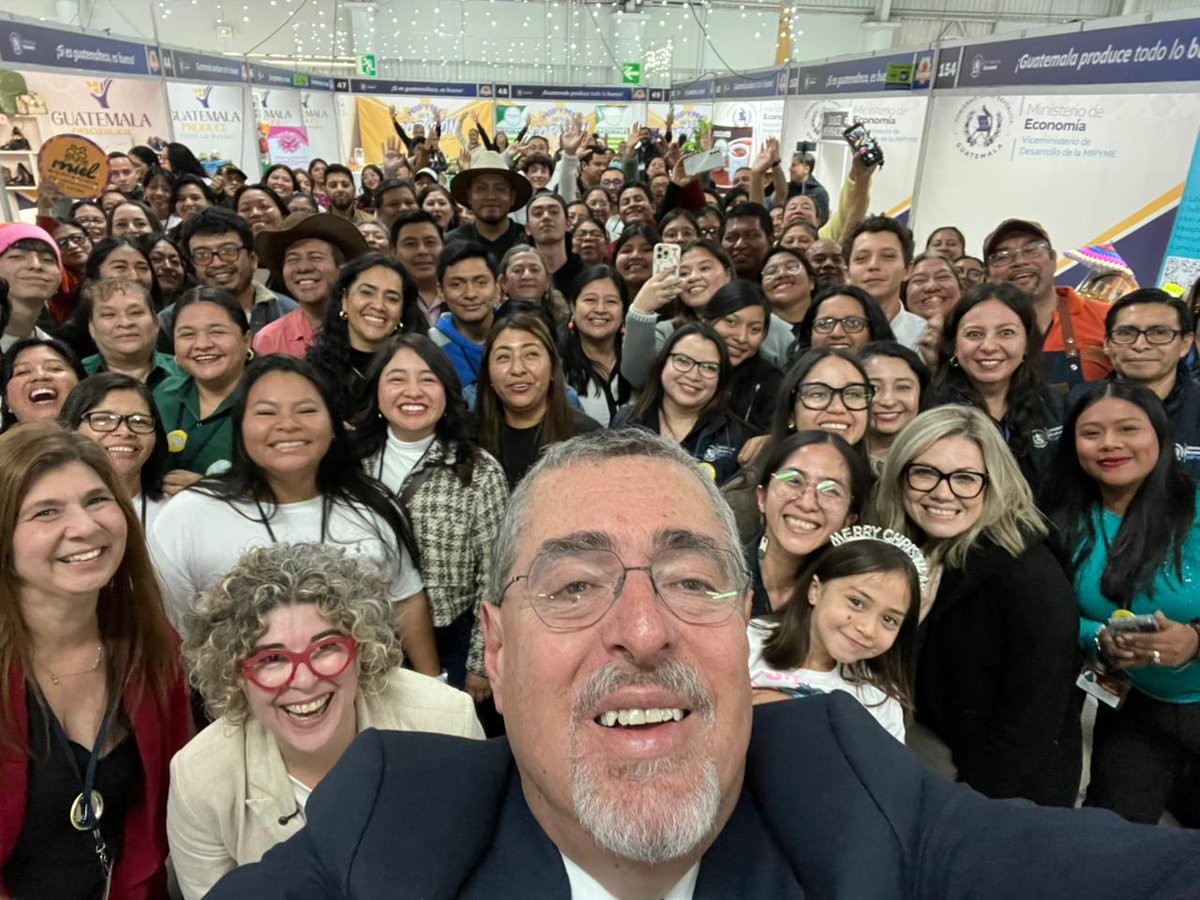 VICEMIPYME's tweet photo. El presidente @BArevalodeLeon y la ministra @GGarciaMineco recorrieron el Pabellón MIPYME de Corazón en #Interfer2025, reconociendo el esfuerzo de emprendedoras y emprendedores. El MINECO impulsa su desarrollo con políticas que ponen al pueblo digno primero. https://t.co/gnWymj3DZc