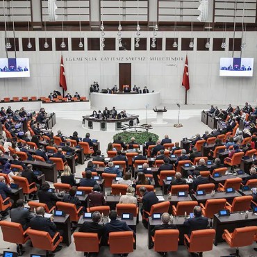 Libya tezkeresi Meclis'te kabul edildi

Türk Silahlı Kuvvetleri'nin (TSK), Libya'daki görev süresinin 2 yıl daha uzatılmasına ilişkin tezkere, TBMM Genel Kurulu'nda kabul edildi.