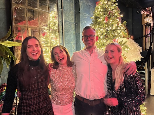 TeamPeopleTV's tweet image. TeamPeople+Dreamtek Holiday Parties 🎉

From London (UK) to Washington DC, New York City and the Bay Area, it was fantastic to bring our teams together and celebrate the year.

#TeamPeople #Dreamtek #HolidayParty #TeamCulture #GlobalTeam #EndOfYearCelebration