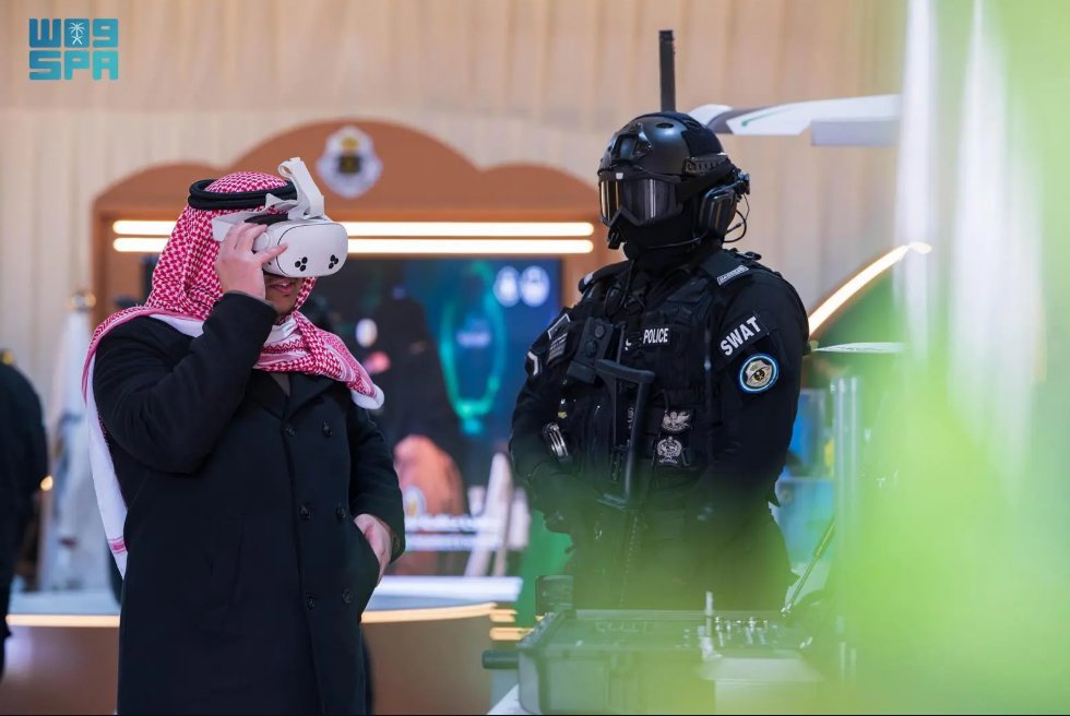 صور .. الأمن العام يقدّم لزوّار معرض واحة الأمن تجربة واقع افتراضي (VR) بـ مهرجان الملك عبدالعزيز للإبل10 2025. 