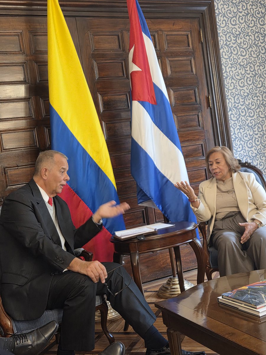 Enorme satisfacción el haber sido recibido por la canciller Rosa Yolanda Villavicencio, para presentar mis copias de estilo como embajador extraordinario y plenipotenciario de #Cuba en #Colombia.
Ocasión fue también propicia para revisar la agenda bilateral.