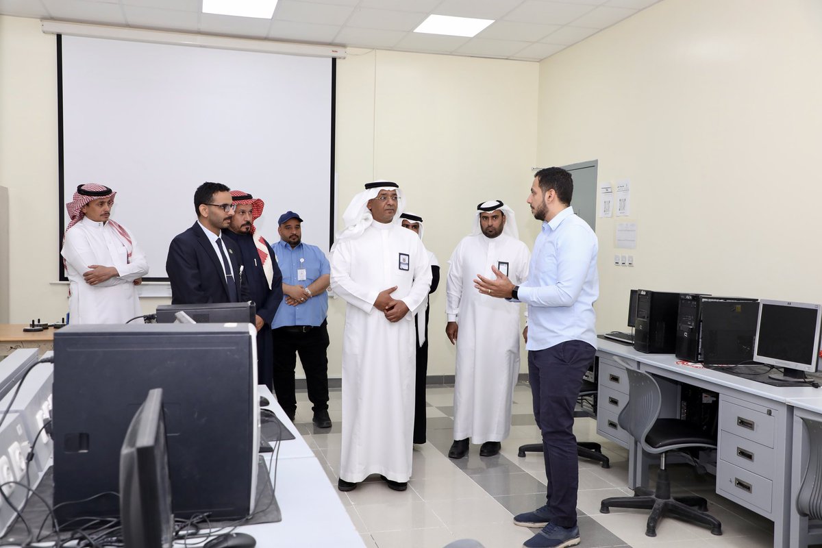 ynbcci's tweet photo. استقبل عميد الكلية التقنية ومشرف المعهد الصناعي بـ #محافظة_بدر م. ياسر الغامدي الأمين العام لـ #غرفة_ينبع م. عبدالعزيز الحداد، بحضور مدير مركز التنمية الاجتماعية أ. حسن الشريف، حيث نوقشت سبل التعاون وتوطين الوظائف، وتفعيل التدريب التعاوني عبر تشجيع منشآت القطاع الخاص. https://t.co/byS4l4TwMq