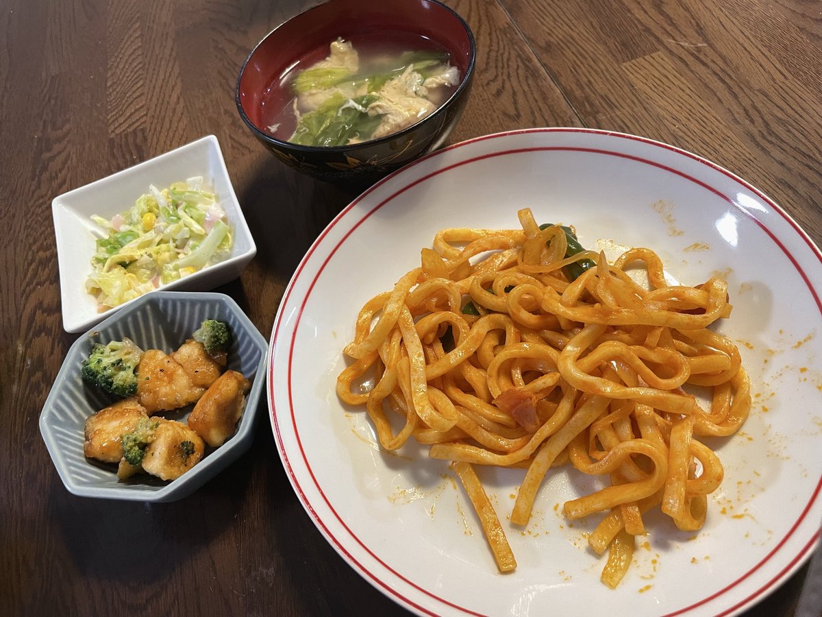 matuiTempest's tweet photo. 皆で食べる夕食はいいね🤤 https://t.co/xE3ehQWG8c