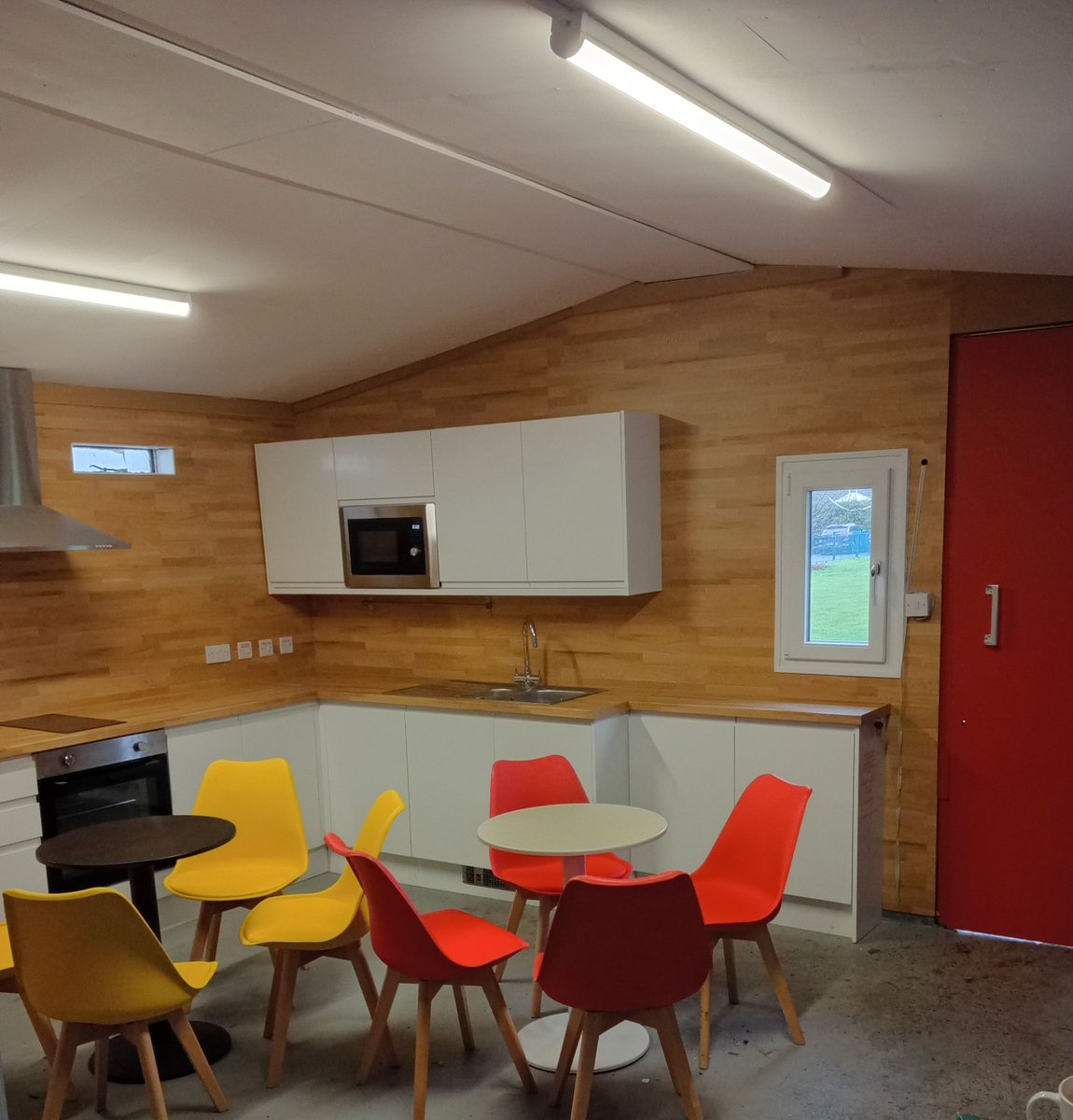 rocketsrainhill's tweet image. Before and after shots of @HowdensJoinery game changer kitchen