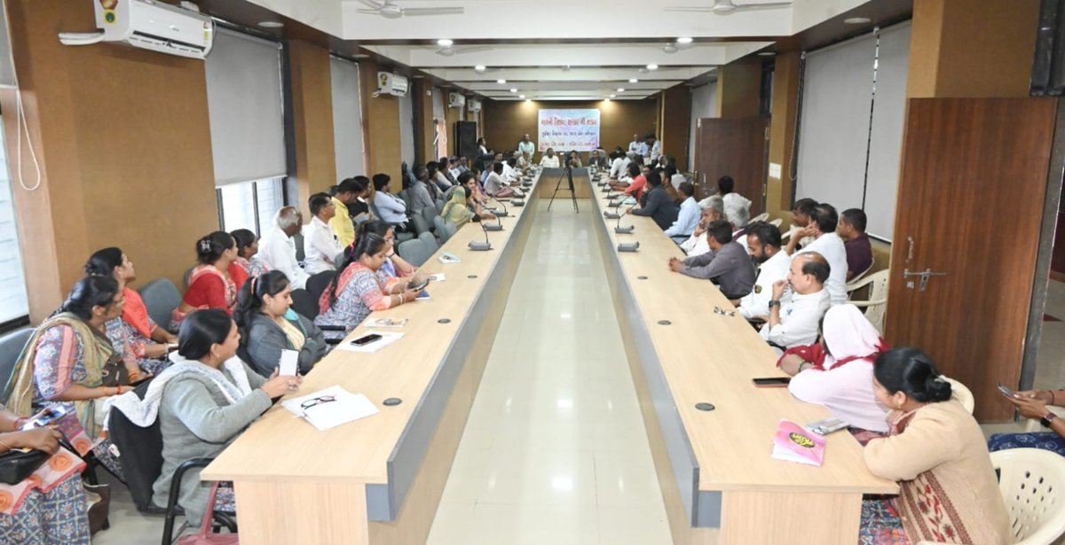 આજે તાલુકા સેવા સદન ખેડા ખાતે જિલ્લાના કુપોષિત બાળકોને સુપોષિત બનાવા માટે જિલ્લા વહીવટી તંત્ર દ્વારા શરુ થયેલ "ગામનો નિર્ધાર સહકારથી સાકાર" ની પહેલનો ખેડા તાલુકામાં શુભારંભ થયો જેમાં બહોળા પ્રમાણમાં દૂધ મંડળીના સભાસદો, આંગણવાડી કાર્યકર્તાઓ અને ગામના સરપંચશ્રીઓ ઉપસ્થિત રહ્યા.