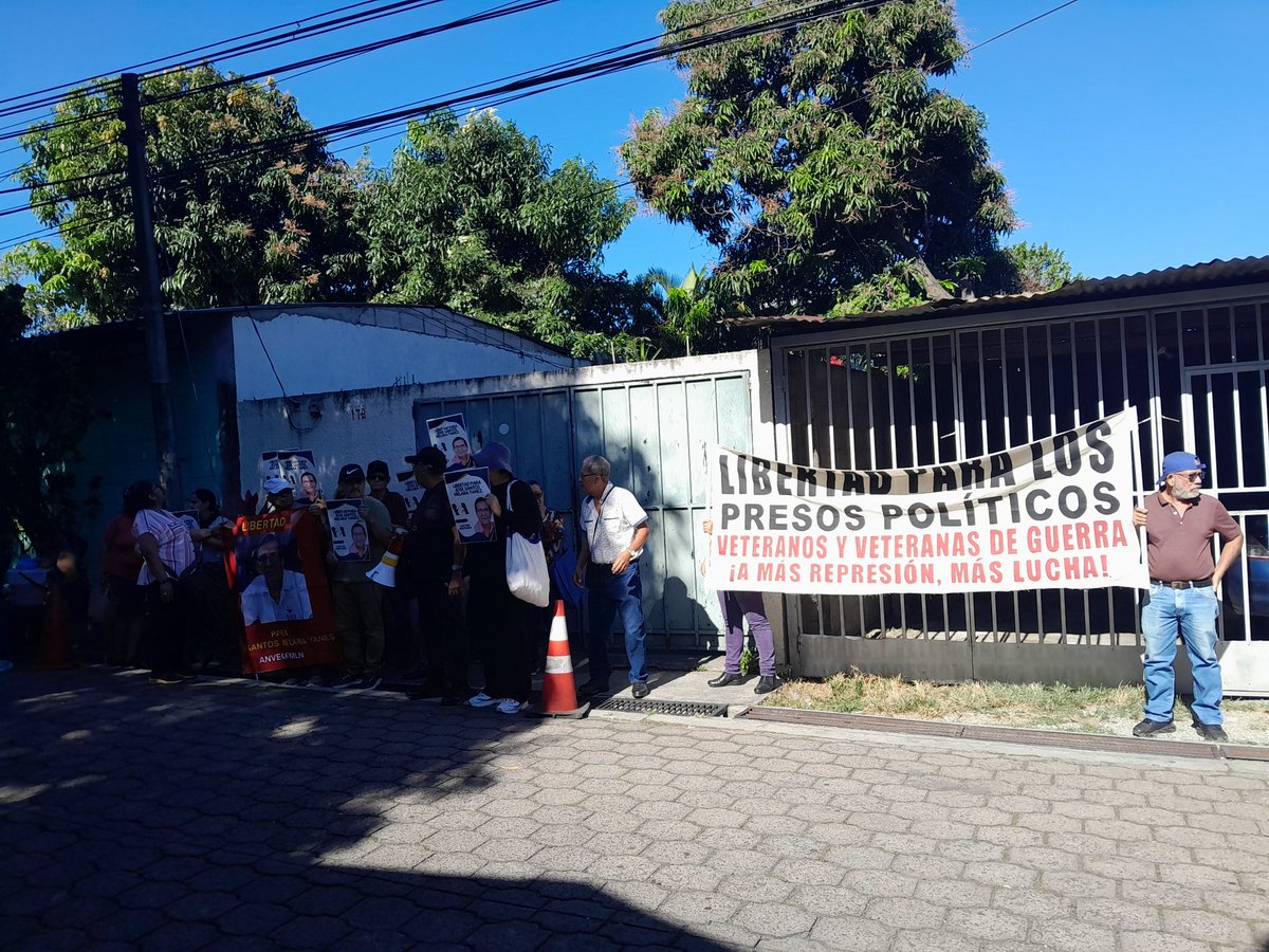mpbc4's tweet photo. Un grupo de personas de diferentes organizaciones en alianza el Salvador en paz se concentraron frente al Centro Judicial contra el crimen organizados para exigir libertad para jose Santos Melara (pepe) debido a su estado de salud. https://t.co/j2082RrmjP