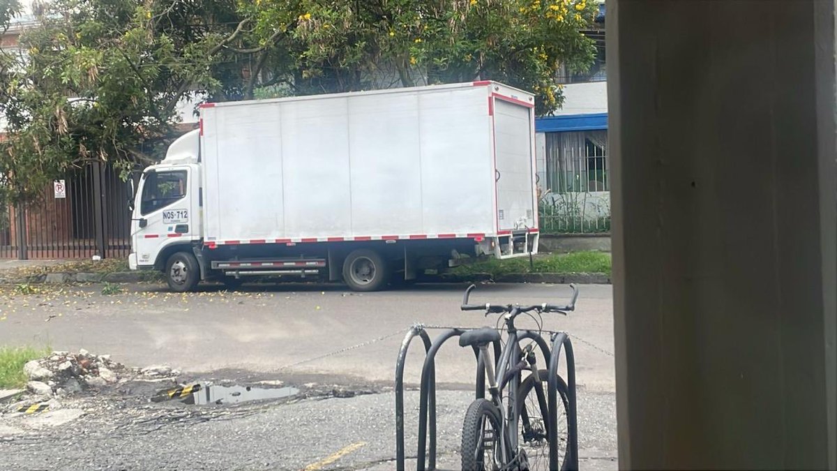 Señores ⁦<a href="/SectorMovilidad/">Movilidad Bogotá</a>⁩ ⁦<a href="/Ambientebogota/">Secretaría de Ambiente</a>⁩ el vehículo NOS 712 de Funza  acaba de tumbar un árbol situado en un andén de la Kr 49 con calle 93, no se hizo cargo del daño causado, por favor sancionen a este gamin