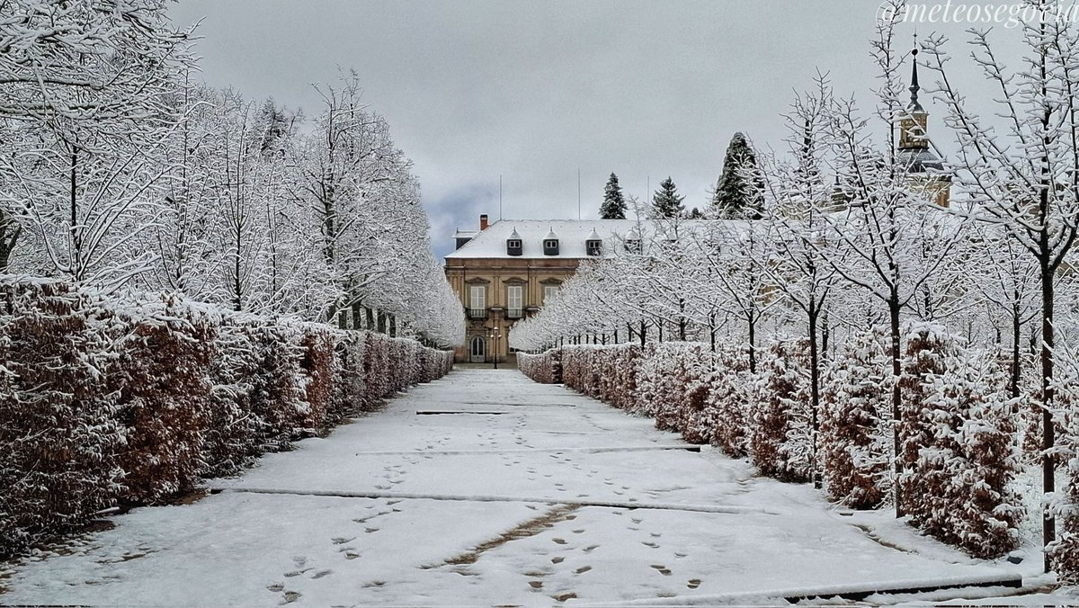 Paseando entre la belleza de la  #nieve y de los jardines del palacio Real de la Granja de San Ildefonso. (#Segovia)