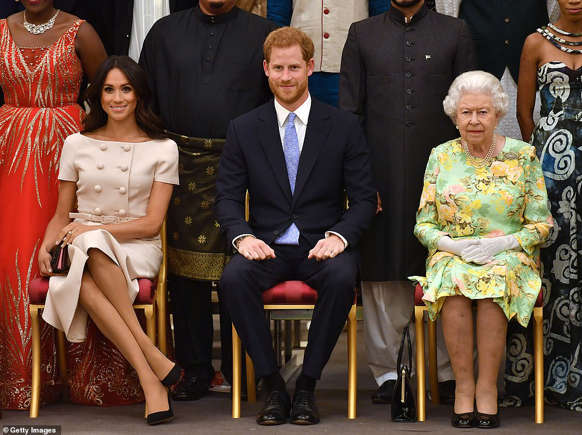 OverByTheRiver's tweet photo. The Queen was not happy.  https://t.co/QexsZ0bfsk https://t.co/ImyVviDFf2