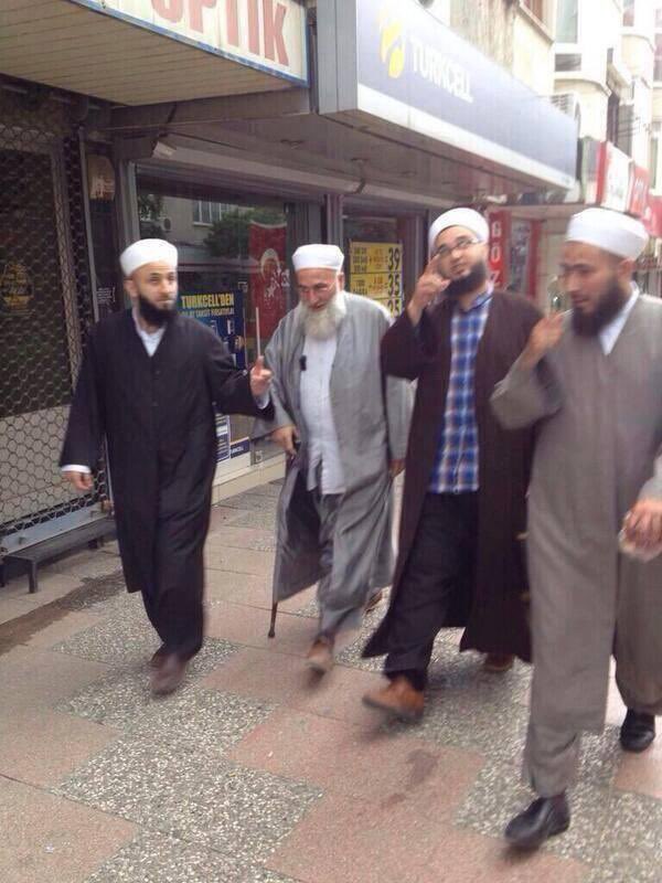 AteologX's tweet photo. Sarık geldi, sakal geldi, cübbe geldi, şalvar geldi, türban geldi…
50 metrede bir cami, her sokakta Kur’an kursu.

Ne oldu peki?

Eğitim bitti. Üretim bitti. Hak, hukuk, adalet bitti.
Demokrasi bitti, ahlak bitti, kültür bitti…
Sevgi ve saygı da bitti..! https://t.co/JiuDzKwj3J