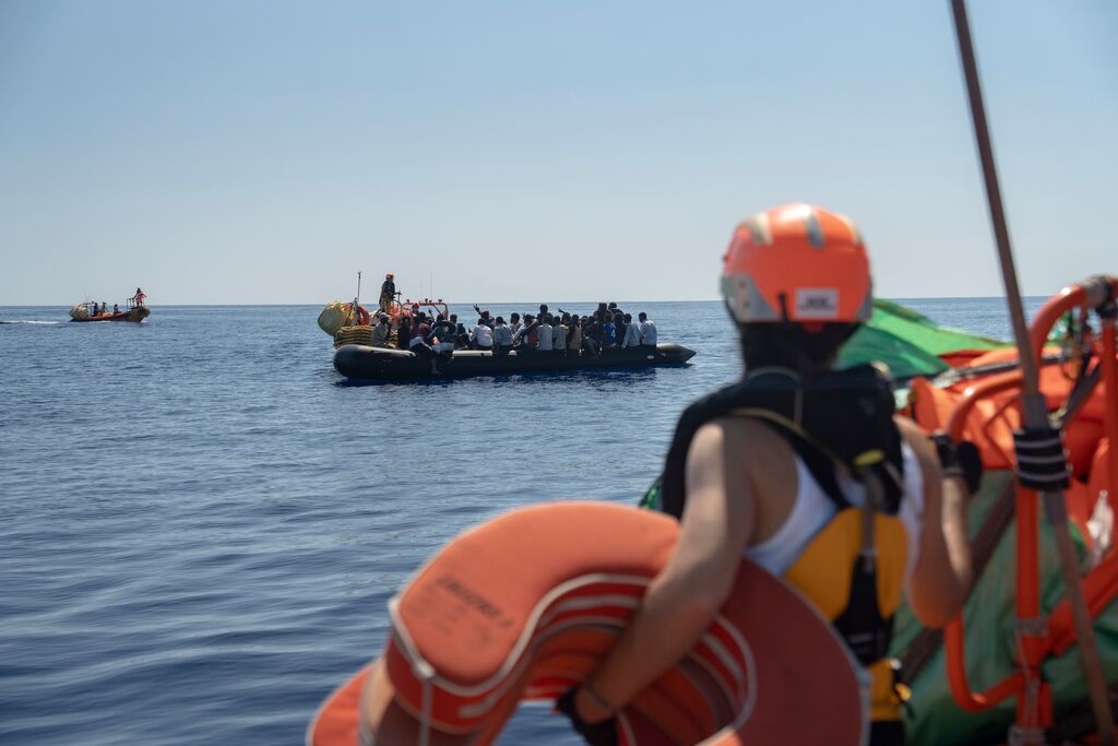 En déléguant la coordination des secours à des acteurs bafouant le droit maritime, les Etats européens ont renoncé à faire respecter le droit international en haute mer, alerte un collectif d’acteurs du secteur maritime dans une tribune au « Monde ».
🔎lemonde.fr/idees/article/….