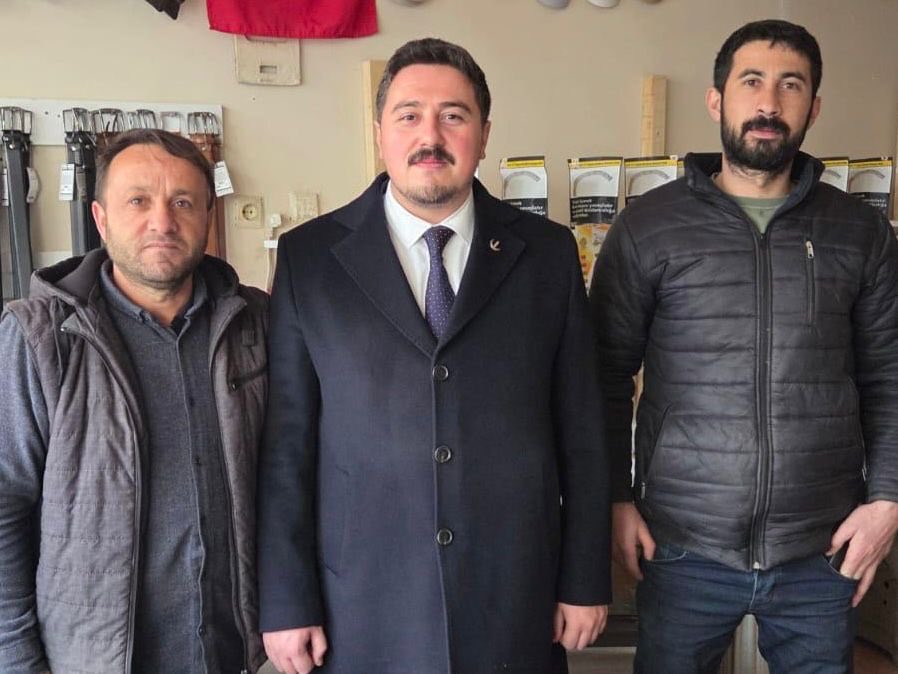 Tokat / Sulusaray ilçemizde, hava sıcaklığının sıfırın altında seyretmesine ve günlerden pazartesi olmasına rağmen teşkilat mensuplarımız bir an olsun çalışmalarından geri durmadı.

Bu anlamlı ziyaretimizde bizlere eşlik eden MKYK Üyemiz Sayın Yunus Emre Taşcı Başkanımıza, MKYK