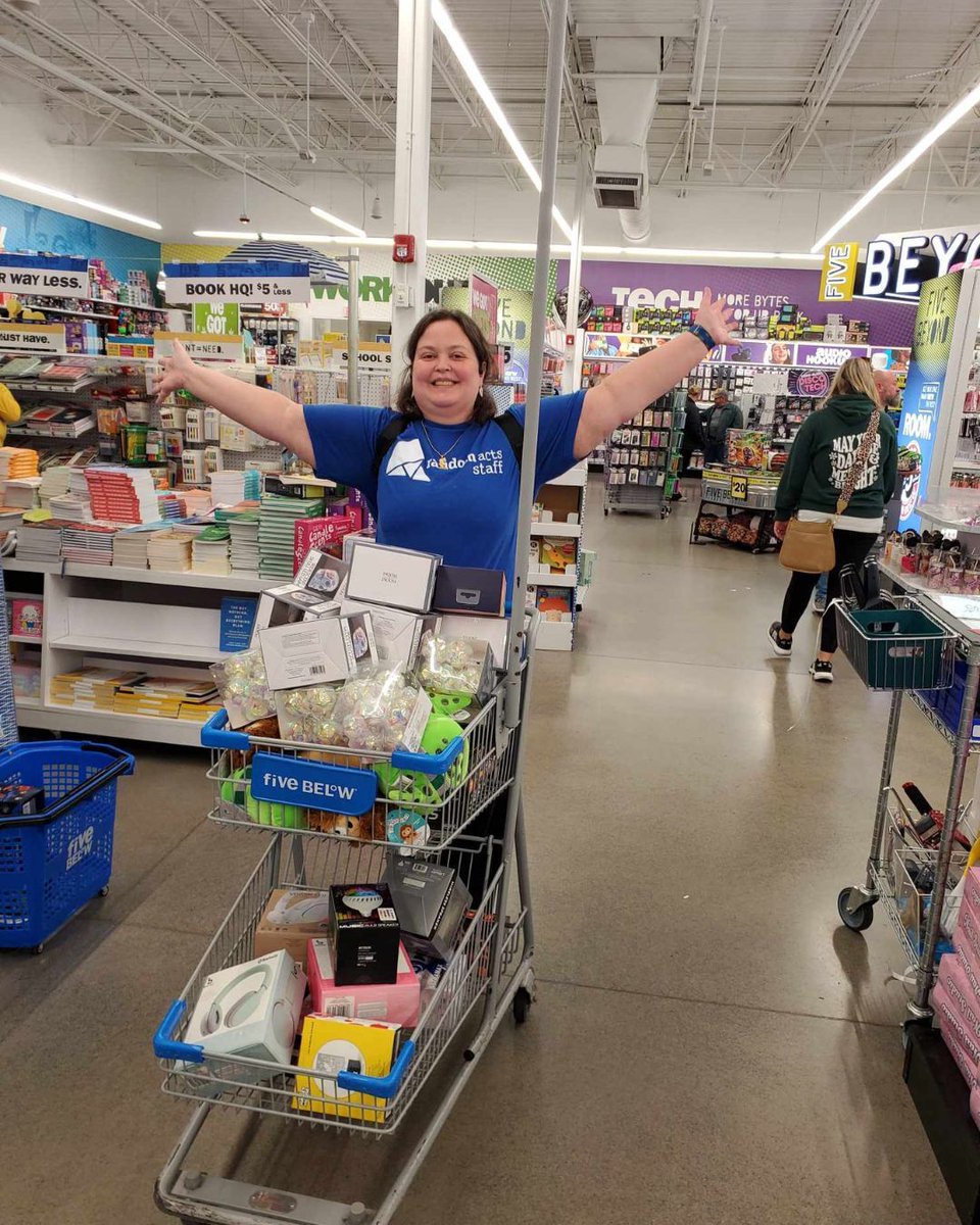 RandomActsOrg's tweet image. This Christmas, Casey is partnering with A Mother’s Heart Ministry to help serve between 500–800 families in need. 🎄💙
Together, they’re spreading hope, nourishment, and holiday cheer, ensuring hundreds of families can feel supported and cared for during the season of giving.