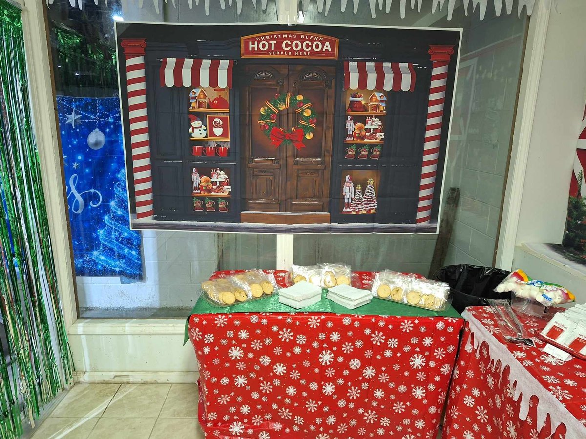 RandomActsOrg's tweet image. This Christmas, Casey is partnering with A Mother’s Heart Ministry to help serve between 500–800 families in need. 🎄💙
Together, they’re spreading hope, nourishment, and holiday cheer, ensuring hundreds of families can feel supported and cared for during the season of giving.