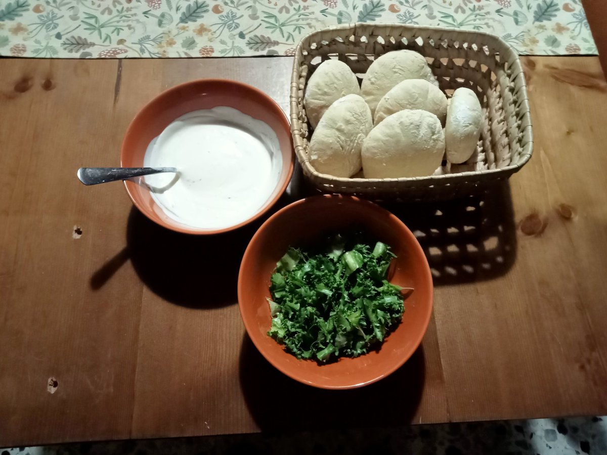 De Nederlander wilde Nederlands eten....en shoarma is natuurlijk heel Nederlands 😂 Dus ik moest pitabroodjes bakken want die hebben ze hier niet. We gaan het zien #cena 🇮🇹 hahaha