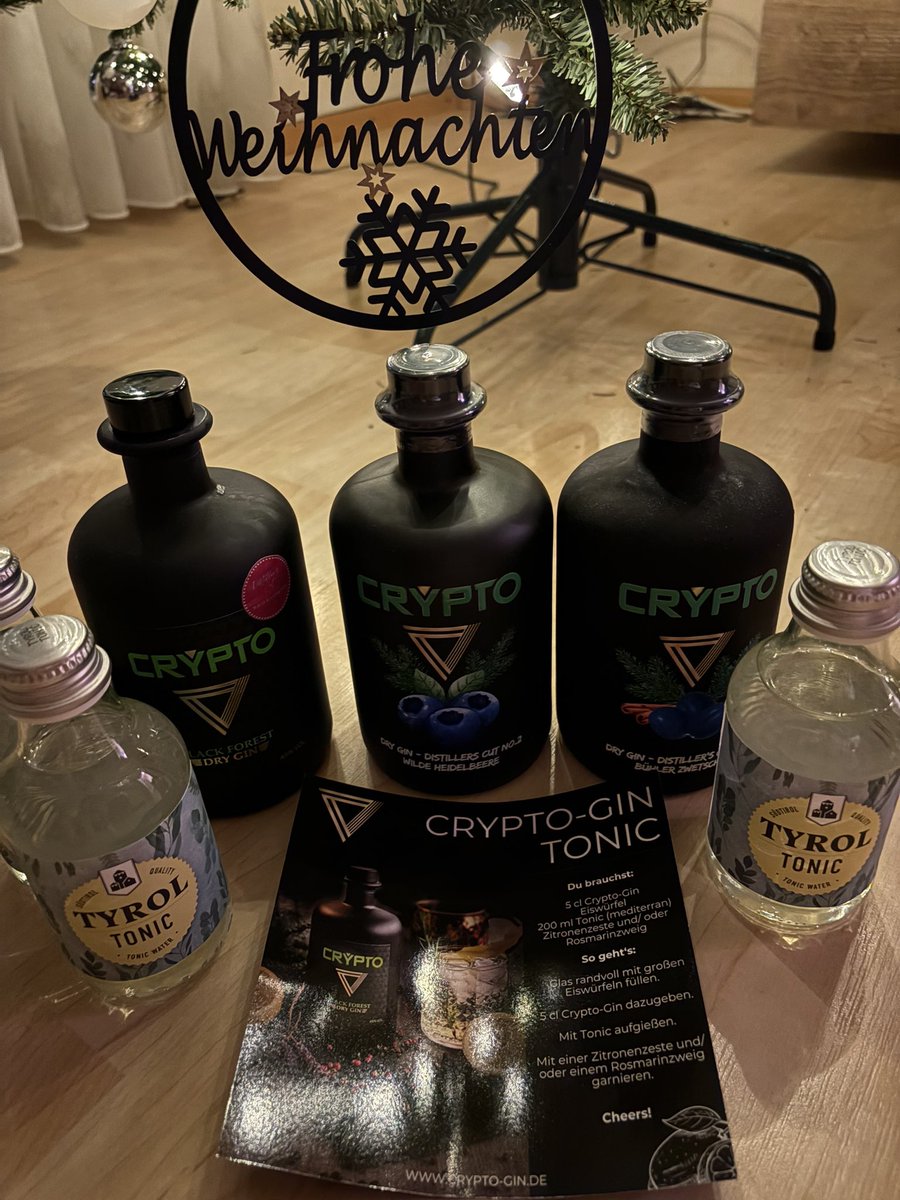 Uiiii was ist da unter dem Weihnachtsbaum?  Crypto Gin Distillers Cut 1,2 und 3. ❤️❤️❤️
#Gin #Crypto #IOTA <a href="/Crypto_Gin21/">Crypto-Gin</a> 
Diese Editionen sind stark limitiert, es gibt nur eine kleine Tranche.
Produktions und Abfülldatum sind fälschungssicher auf der Blockchain hinterlegt!!