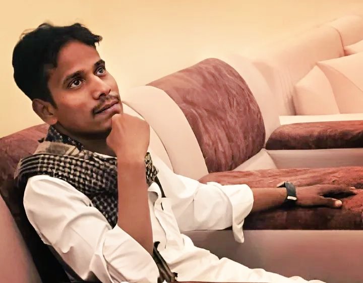 ShayarIbrahim's tweet photo. बात मानो मेरी सम्भल जाओ
वक्त के साथ अब तो ढल जाओ
ये ज़माना मिसाल दे अपनी
ऐसे इक मोड़ पे निकल जाओ
#इब्राहीमफलक
     (शायर) https://t.co/B2Pc1PIruB